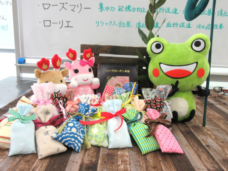 【画像】エコケロくんも、ハーブの香りに包まれて、うれしそうです。