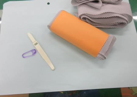 【画像】練習用のニットテープと編み棒