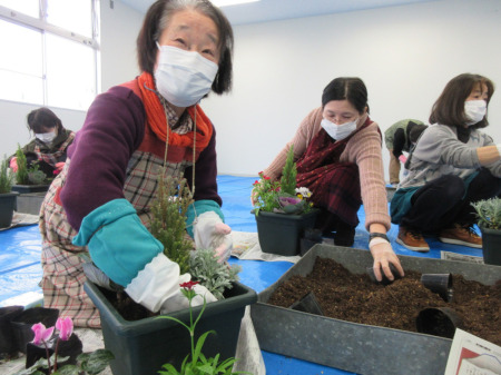 【画像】みなさん想い想いの寄せ植えの配置です。