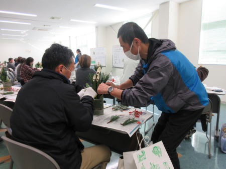【画像】安靖氷見共同作業所の職員の方に、松を手直ししてもらいます。