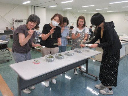 【画像】皆さん、和気あいあい、お好みのドライハーブを選びます。