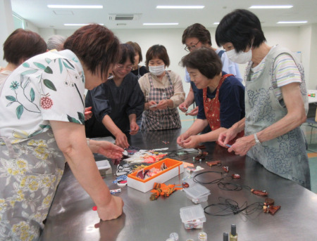 【画像】皆さん、楽しそうに素材選び中です