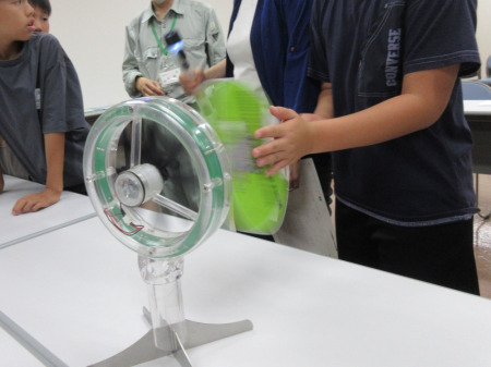 【画像】うちわで仰いで、電気をつくります。