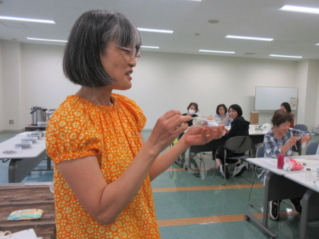 【画像】乾燥剤を割りばしで、瓶のまん中に入れます。