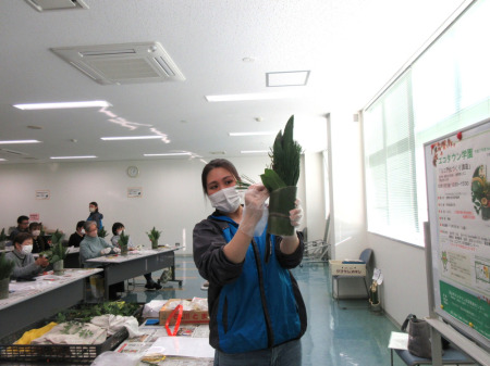 【画像】南天の実を入れた前方に、小さめの松の枝を入れます。