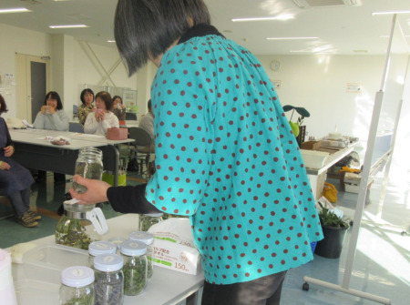 【画像】先生が、ハーブティーをブレンドをしてくださいました。